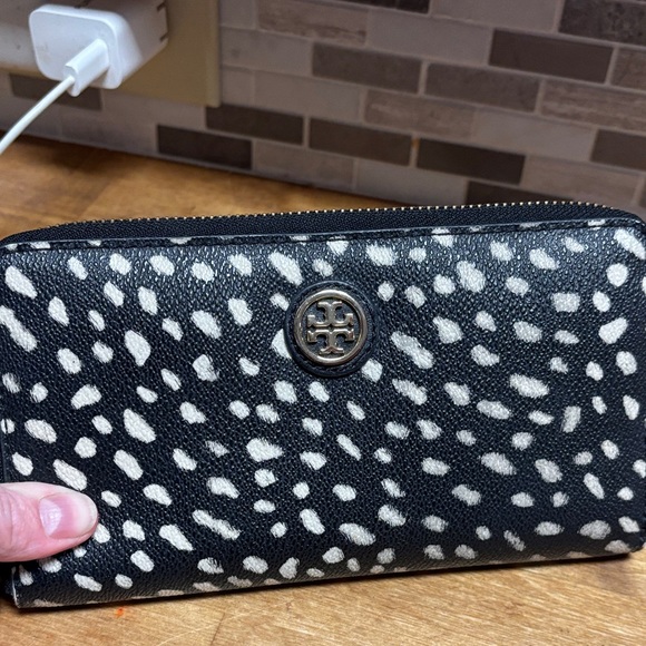 Tory Burch Black and Cream Spotted Wallet - Picture 11 of 13